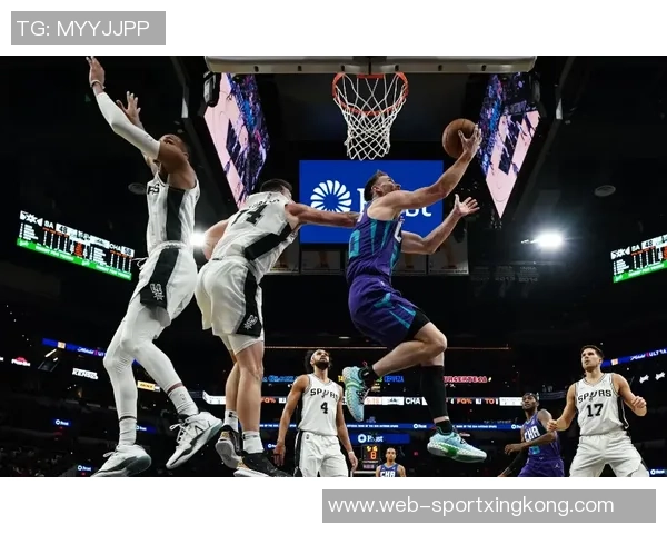 特纳高效发挥仅靠三分球贡献15分7篮板2助攻3抢断展现全面能力 特纳高效发挥仅靠三分球贡献15分7篮板2助攻3抢断展现全面能力